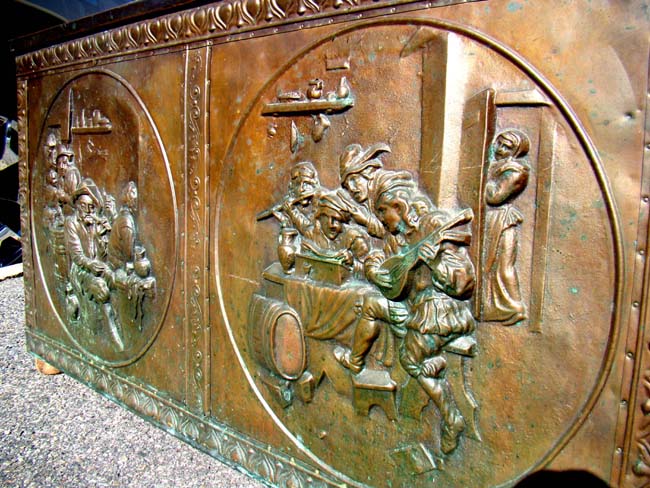 A 19th century Dutch brass repousse decorated coffer — image 2